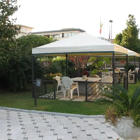 Smeraldo Λίντο ντι Καμαϊόρε